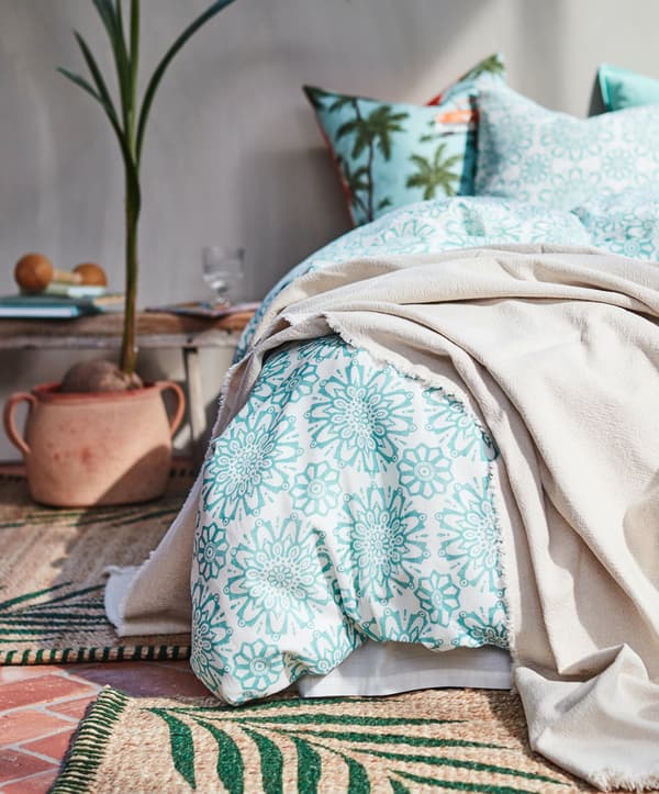 Posteľné obliečky na dvojlôžkovú posteľ ANGSSALVIA v bielej a tyrkysovej farbe.