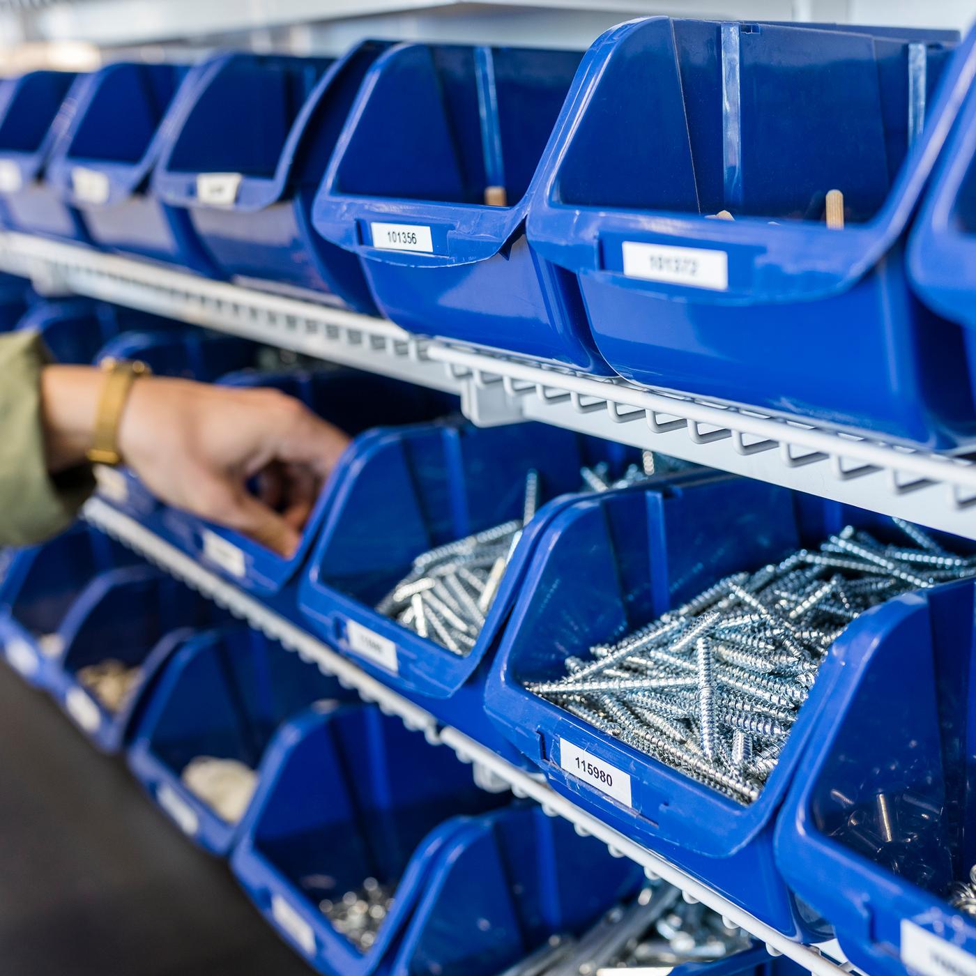 Posude sa rezervnim šrafovima i ostalim rezervnim delovima.