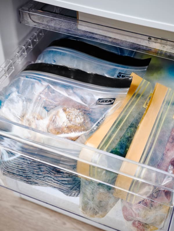 Potraviny v uzatvárateľných vreckách ISTAD v otvorenej zásuvke mrazničky.