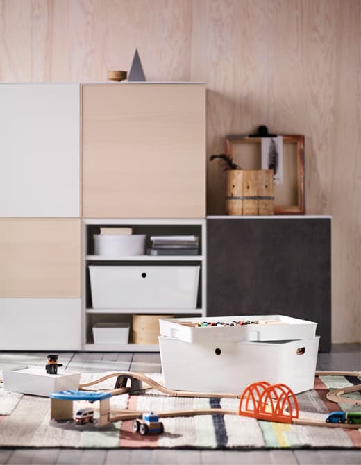 Potrzebujesz sprytnych pomysłów na przechowywanie dla dzieci lub nowych pomysłów na przechowywanie w dużym pokoju? Zorganizuj dziecięce zabawki w kilku lśniących pudełkach ze sprytnymi wkładami. IKEA ma szeroką ofertę mebli do przechowywania, takich jak pudełko z pokrywką KUGGIS.