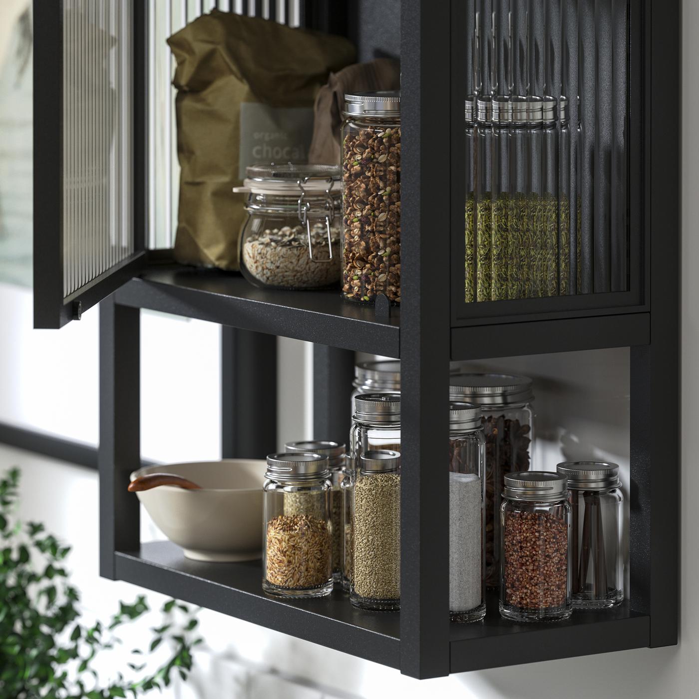 Pots à épices CITRONHAJ et GULDFISK organisés dans une armoire murale MOSSJÖN anthracite avec tablettes et porte vitrée.