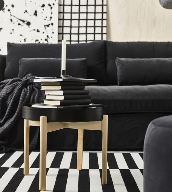 Pour accentuer son image scandinave, IKEA a collaboré avec HAY, une entreprise de design danoise. Ensemble, nous avons réalisé des pièces comme la table basse YPPERLIG, avec son plateau rond en acier gris foncé posé sur des pieds en bouleau massif.