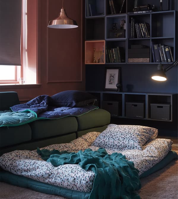 Pour créer un séjour qui permette d’héberger facilement des amis pour la nuit, pensez au confort. Gardez à portée de main une housse de couette et une taie d’oreiller ou un sac de couchage. IKEA propose un grand choix d’articles tout doux, comme la housse de couette et taie d’oreiller SMÅSTARR en coton à pois multicolores.