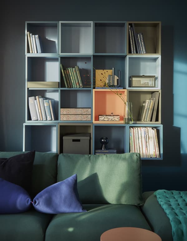Pour créer une forte impression dans le séjour, couvrez un mur de rangements EKET de chez IKEA. Assemblez-les de manière a former un grand carré. Différentes teintes de bleu et de gris permettent de créer un style très personnel et mettent en valeur vos livres, souvenirs et autres trésors.