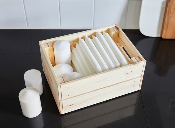 Pour transformer le dessus des éléments de cuisine en espace de rangement, utilisez des boîtes KNAGGLIG de chez IKEA, en pin massif non traité. Elles sont faciles à manipuler car dotées de poignées intégrées.
