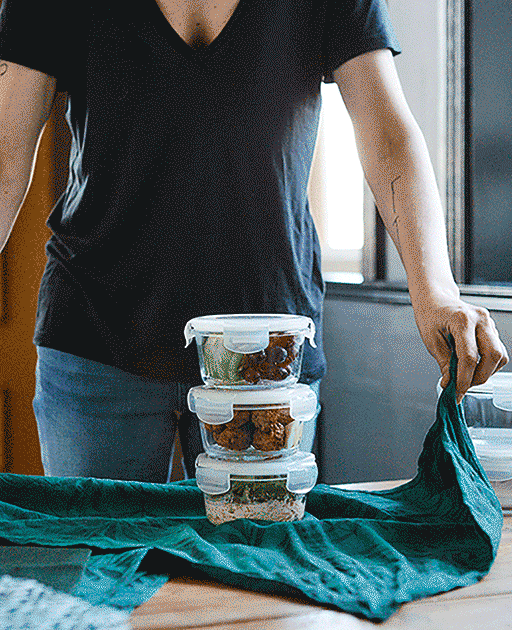 Pour un repas plus raffiné, remplissez plusieurs pots en verre et emballez-les dans un torchon de cuisine qui fera office de set de table.