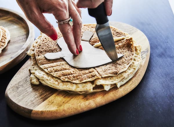 Pourquoi ne pas profiter des vacances pour préparer quelques plats pour Halloween avec les enfants? Découpe des crêpes terrifiantes avec un couteau. IKEA propose des crêpes surgelées prêtes à l’emploi et faciles à réchauffer.