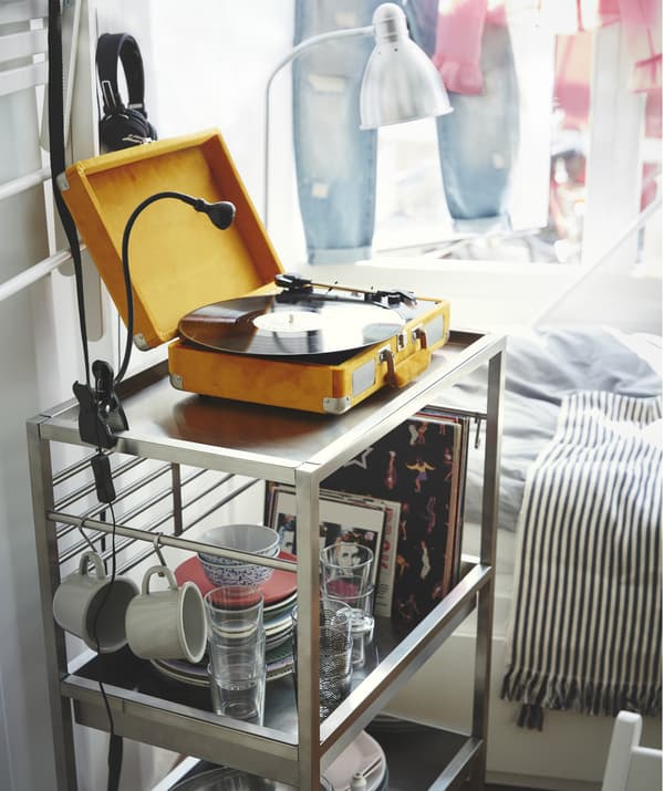 Použite v malých priestoroch kuchynsky vozík IKEA KUNGSFORS na kolieskach ako prenosné úložné riešenie.