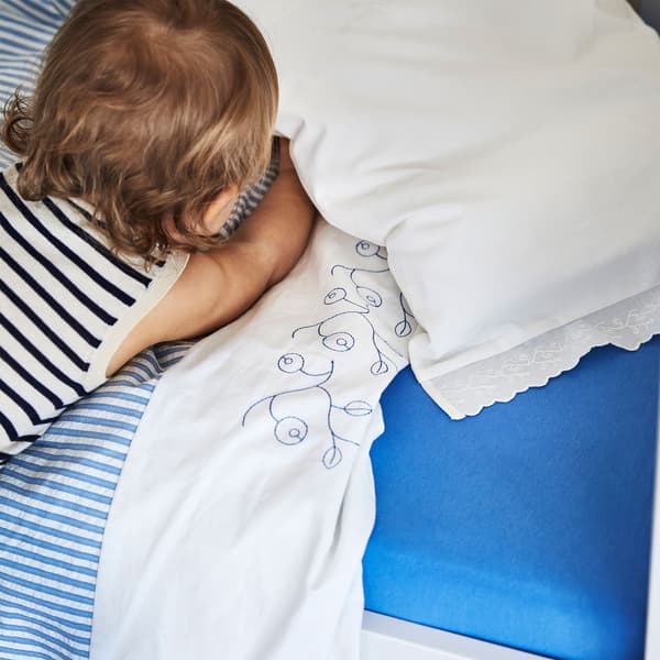 Povlečení GULSPARV pro děti ze 100% bavlny s modro-bílými pruhy a výšivkou (borůvky)