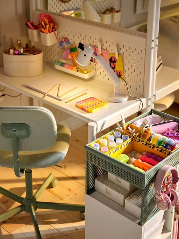 Pracovný kútik pod vysokou posteľou so stolovou doskou VITVAL a vozíkom ÖVNING.