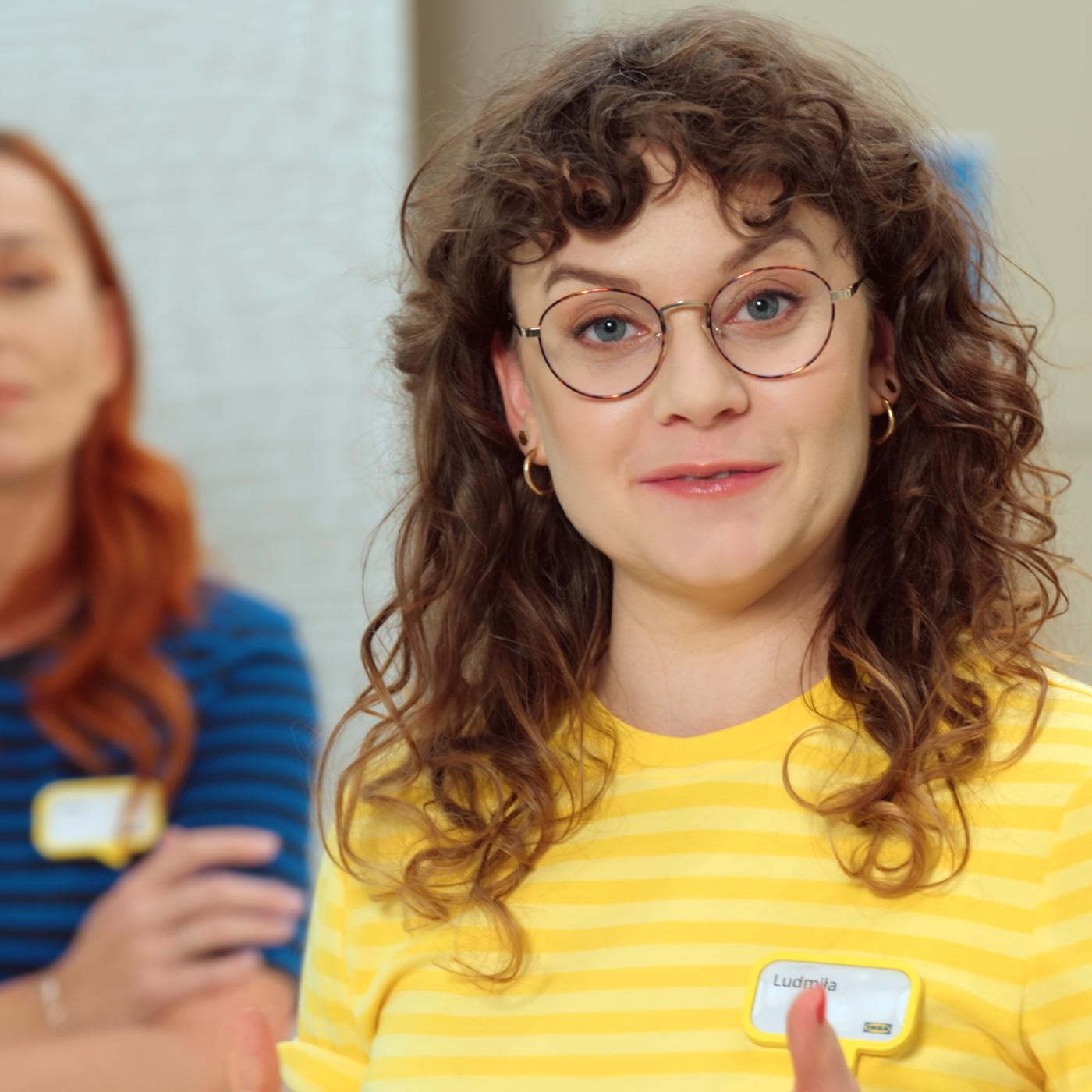 Pracownica IKEA w żółtej bluzce w okularach.