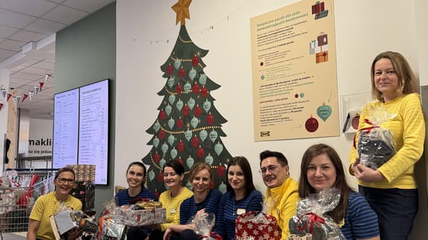 pracownicy IKEA paczki świąteczne dla osób bezdomnych