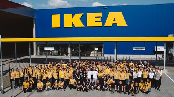 pracownicy IKEA przy nowo otwartym sklepie IKEA w Lublinie