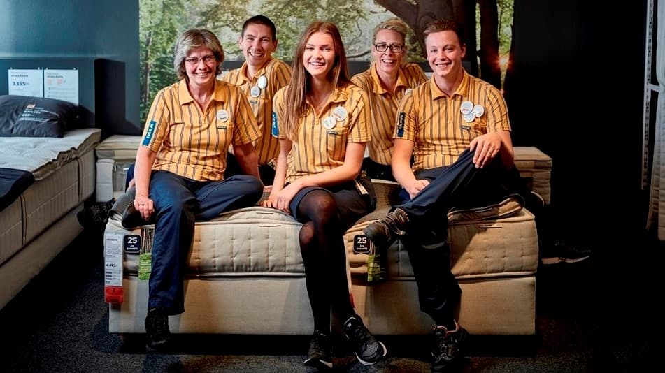 pracownicy IKEA siedzący na kanapie