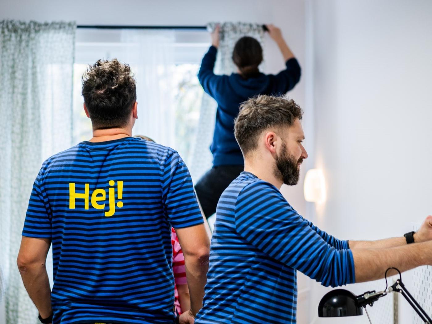 Pracownicy IKEA skręcają meble i wieszają karnisze