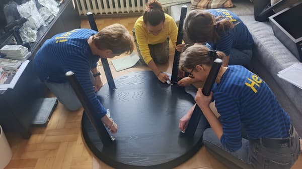 Pracownicy IKEA skręcaja wspólnie meble