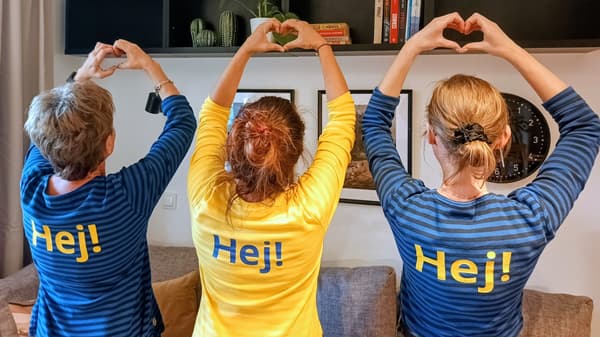 Pracownicy IKEA w strojach słuzbowych