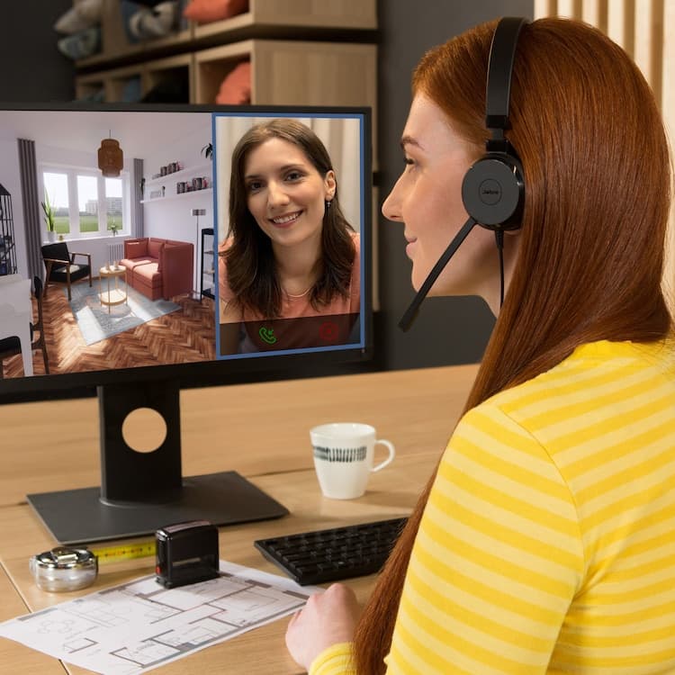 Pracowniczka IKEA podczas konsultacji online z klientem przy ekranie komptera.