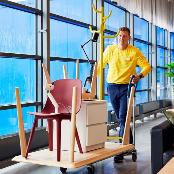 Pracownik IKEA jadący z wózkiem pełnym produktami z drugiego obiegu.