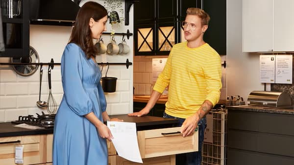 Pracownik IKEA rozmawia z klientką w sklepie.