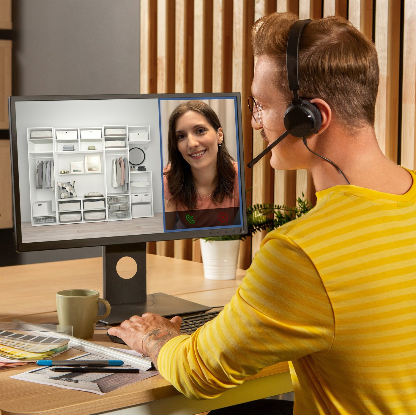 Pracownik IKEA w żółtej bluzce rozmawiający z klientką.