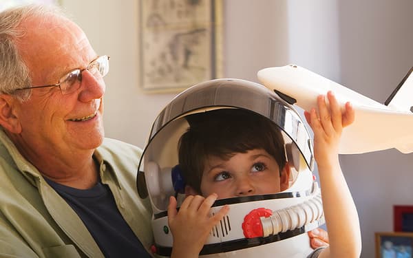 Prarodič s dítětem v astro-obleku.