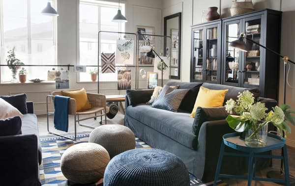 Pratiquez la pleine conscience et améliorez vos techniques de danse avec votre propre barre dans le salon ! Pour ce faire, il suffit de fixer au mur une tringle à rideau, par exemple la tringle noire IKEA HUGAD