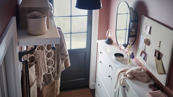 Předsíň se dvěma bílými botníky HEMNES, bílým věšákem TJUSIG a zrcadlem s úložným prostorem LINDBYN.