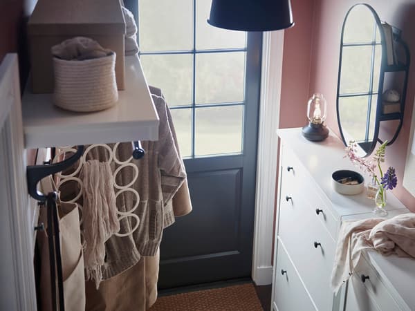Předsíň se dvěma bílými botníky HEMNES, bílým věšákem TJUSIG a zrcadlem s úložným prostorem LINDBYN.