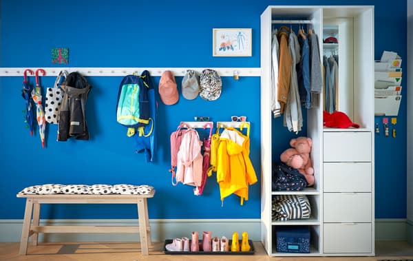 Premeňte chodbu na miesto na uloženie vecí s otvorenou skriňou IKEA SUNDLANDET.