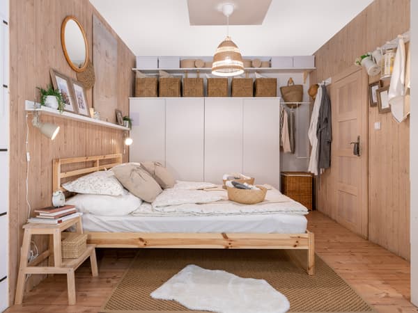 Premyslená spálňa pre milovníkov odpočinku.