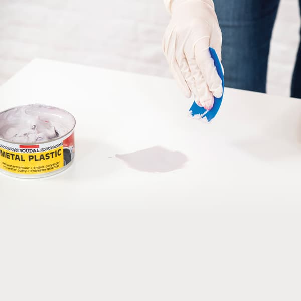 Prepare a polyester filler (Soudal Metal Plastic) by mixing the two components.