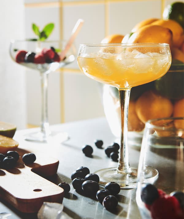 Préparez une délicieuse boisson glacée cet été dans une coupe à champagne IKEA STORHET en verre transparent