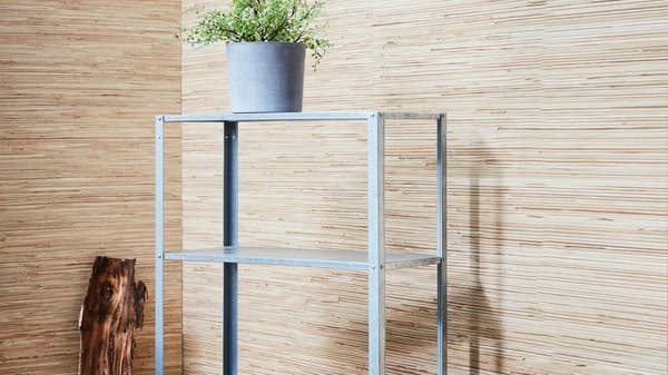 Prestatgeria metàl·lica amb testos i plantes
