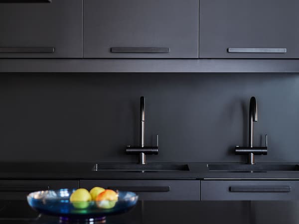 Prezentare detaliată a unei bucătării negre cu fronturi de bucătărie negre KUNGSBACKA realizate din sticle PET reciclate.