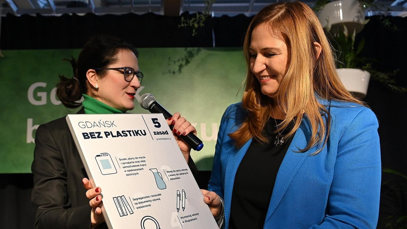 Prezydent Miasta Gdańska wręcza deklarację programu "Gdańsk bez plastiku" Dyrektorce sklepu IKEA Gdańsk.