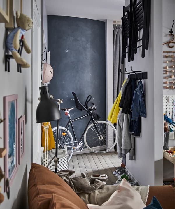 Pridajte šikovné úložné riešenia ako háčiky a nástenné tyče do malej predsiene.