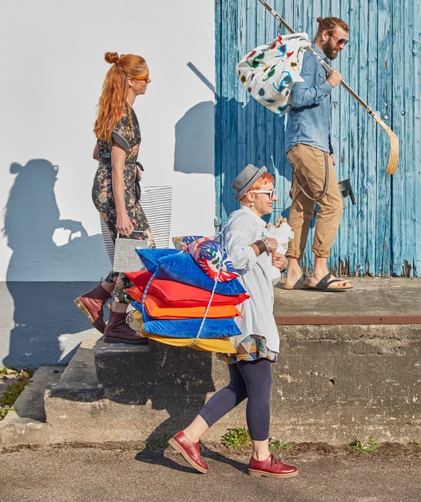 Pridruži se ljetnoj zabavi na otvorenom uz ukrasne jastuke i višebojnu SOMMAR 2019 tkaninu za piknik.