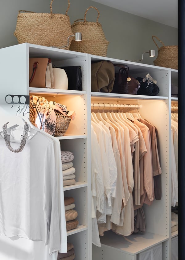 Priestranná skriňa so závesnými úložnými priestormi vo vnútri.