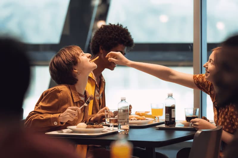 Prijatelji uživajo v kosilu v restavraciji IKEA