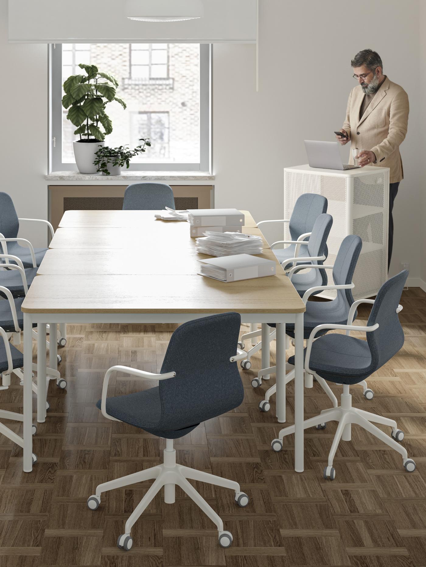 Prikaz sejne sobe v podjetju IKEA.