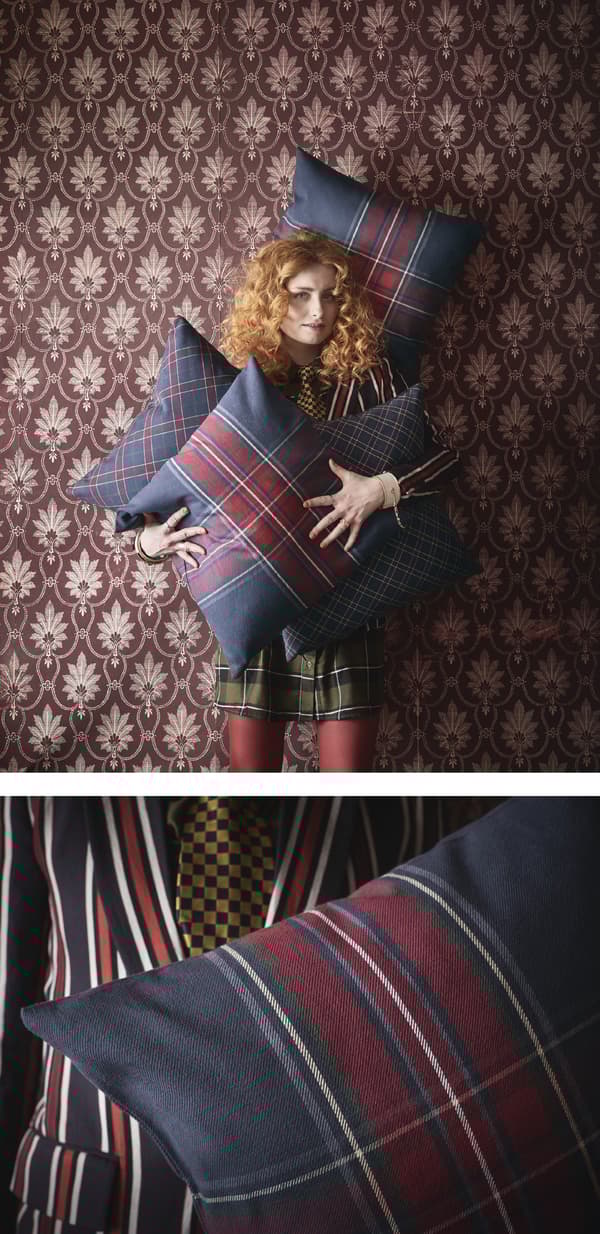 Prim-plan cu o pernă de canapea cu imprimeu tartan.