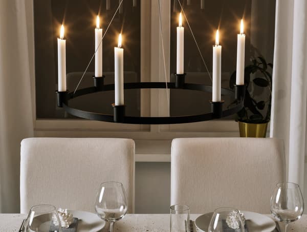 Primeiro plano de candelabro con candeas LED.