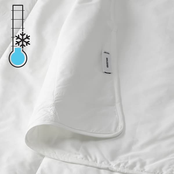 Primer pla d'un edredó lleuger de color blanc per a les persones que passen calor a la nit i busquen un edredó fresc.