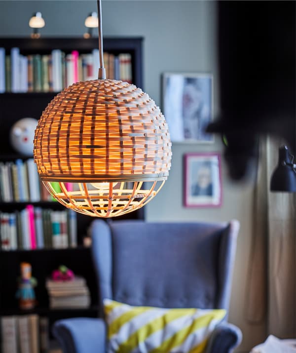 Primer pla d'un llum de sostre IKEA INDUSTRIELL amb forma d'esfera.