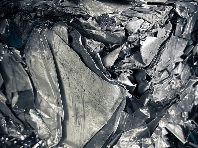 Primer plano de láminas de metal arrugadas.