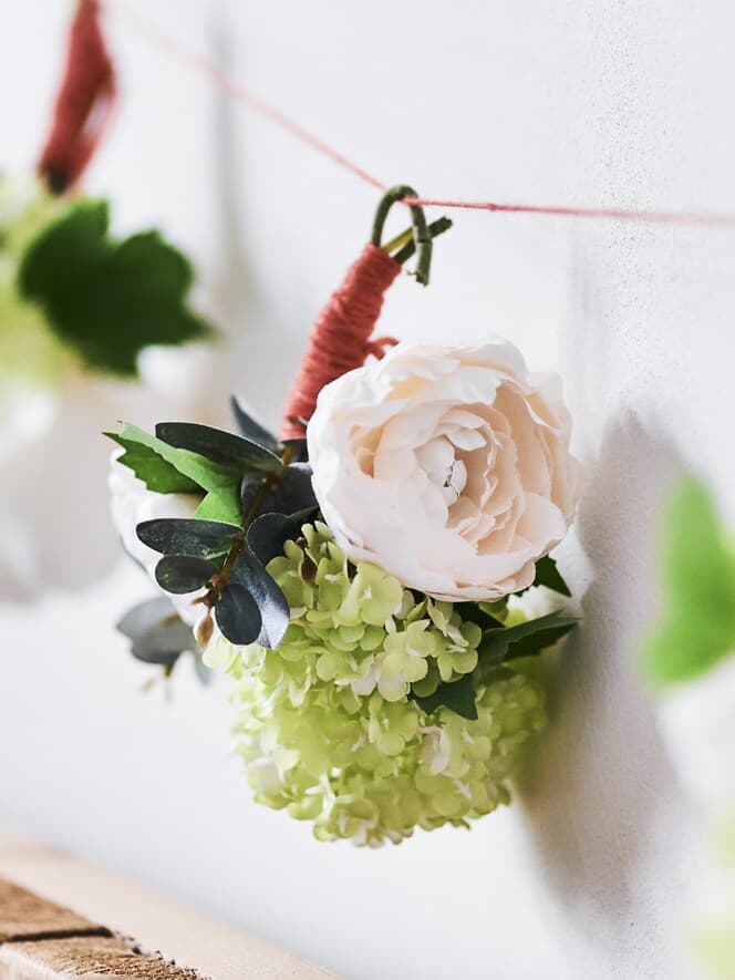 Primer plano de un arreglo floral colgado en una pared