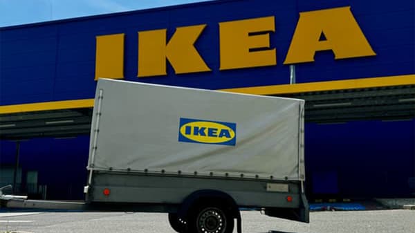 Přívěsný vozík s logem před obchodním domem IKEA