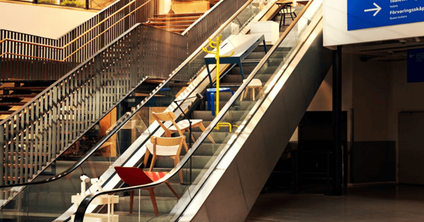 Produits sur un escalator