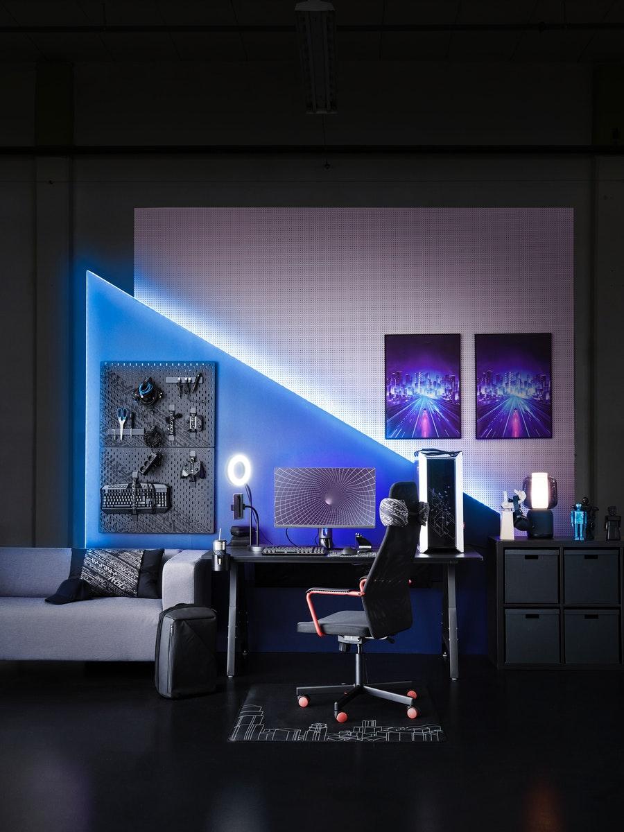 Produkty z herního sortimentu - stůl a židle pro hráče, úložná řešení a příslušenství.